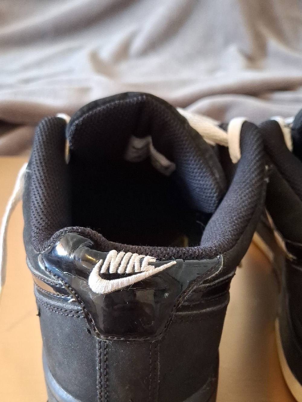 Nike Air Men’s Black Sneakers with White Laces - Picture 5 of 7